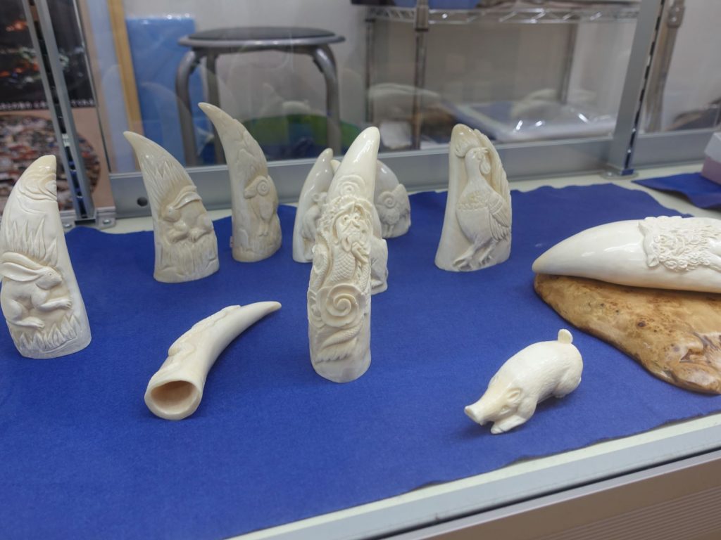 鮎川の伝統工芸「鯨歯工芸品」彫師の千々松正行さんが作るハンコは、経年変化も楽しめる一生もの！ | 耳ヨリくじら情報 | くじらタウン