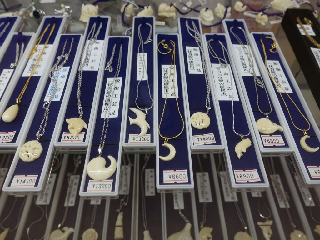 鮎川の伝統工芸「鯨歯工芸品」彫師の千々松正行さんが作るハンコは